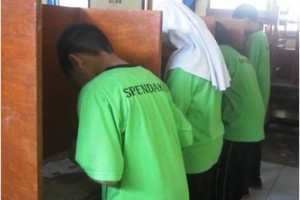 para siswa siswi SMP Negeri 2 Kuningan tengah melakukan pencontrengan surat suara pada  pilsung OSIS SMP Negeri 2 Kuningan